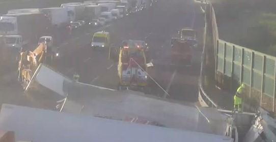Schianto sull'A1 tra Modena Sud e Valsamoggia: muore camionista, sei feriti. Candeggina sull'asfalto