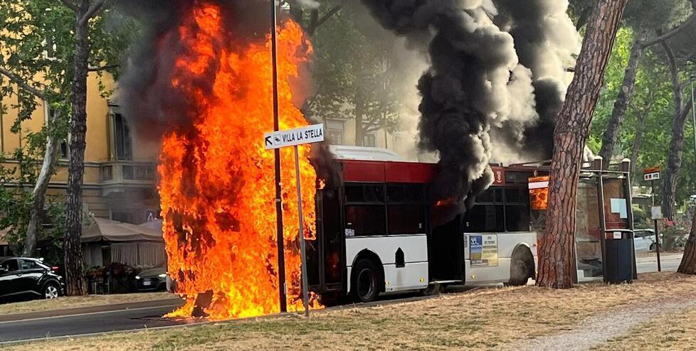 I bus “matusalemme” e ora prendono fuoco. Autolinee: «L’età media è 12 anni, dovrebbero averne la metà»