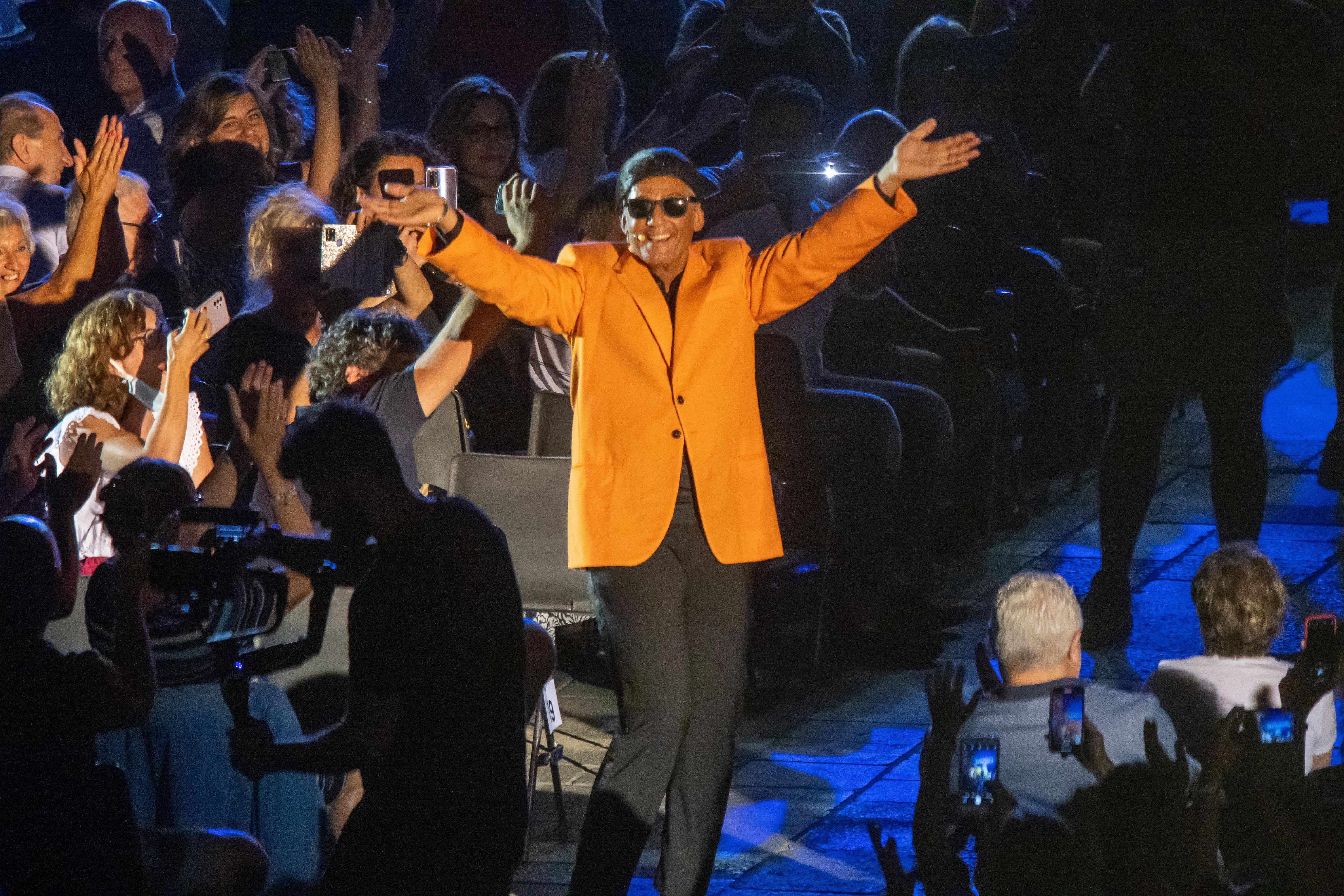 Ferrara, la salama e i sampietrini: Fiorello parte subito col tutto esaurito 