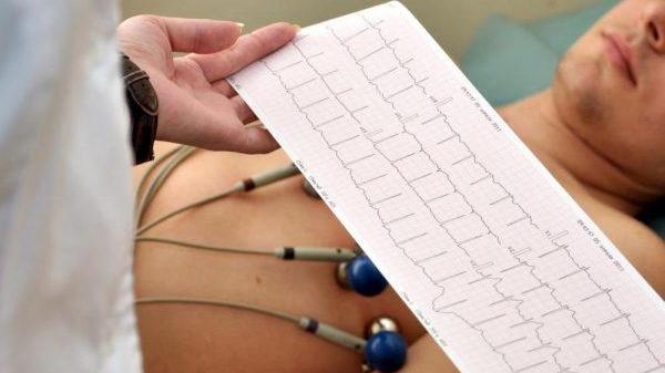 Muore a 69 anni dopo operazione e ricovero, chi sono i 50 indagati. Coinvolte 4 strutture ospedaliere