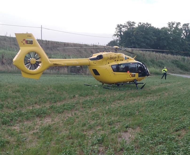 Getta alcol sul barbecue e si ustiona braccio e fianco