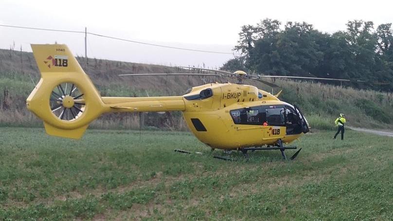 Getta alcol sul barbecue e si ustiona braccio e fianco