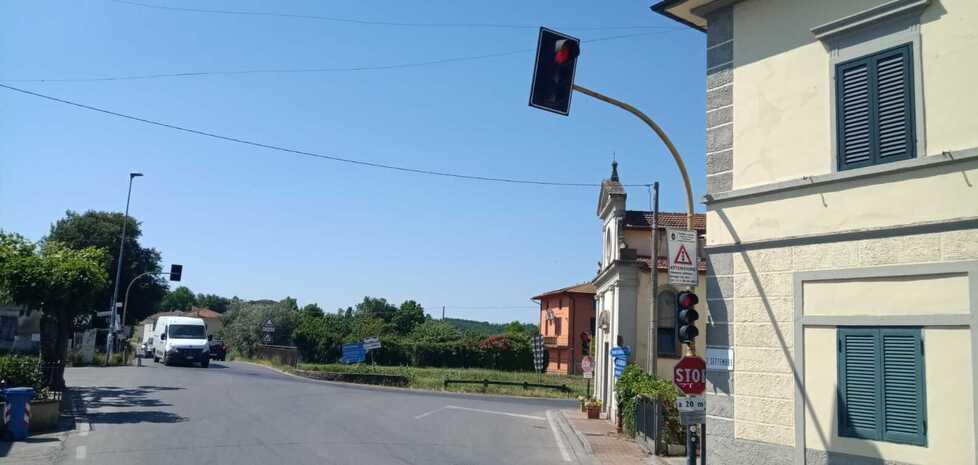 l’impianto con due semafori all’incrocio di Lazzeretto, a Cerreto Guidi