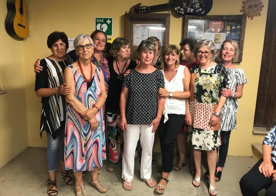 Beatrice Bartolacci in primo piano insieme alle colleghe per la festa della sua pensione