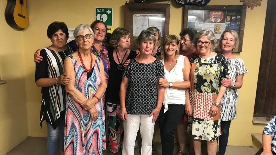 Beatrice Bartolacci in primo piano insieme alle colleghe per la festa della sua pensione