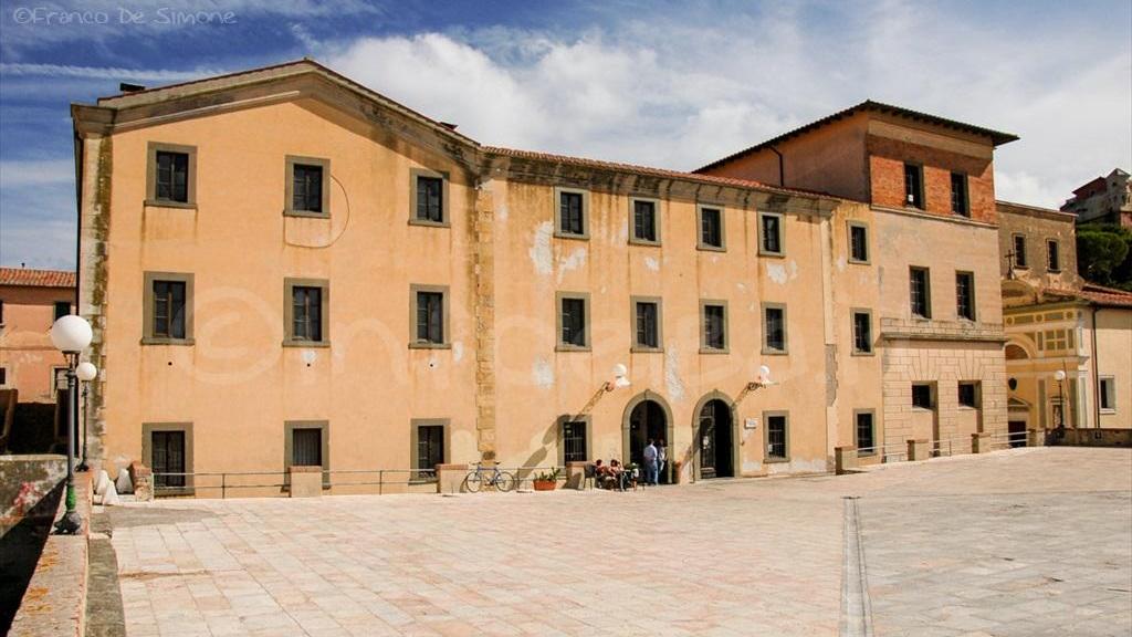 Imprenditrice caduta in una buca: il Comune condannato a risarcirla