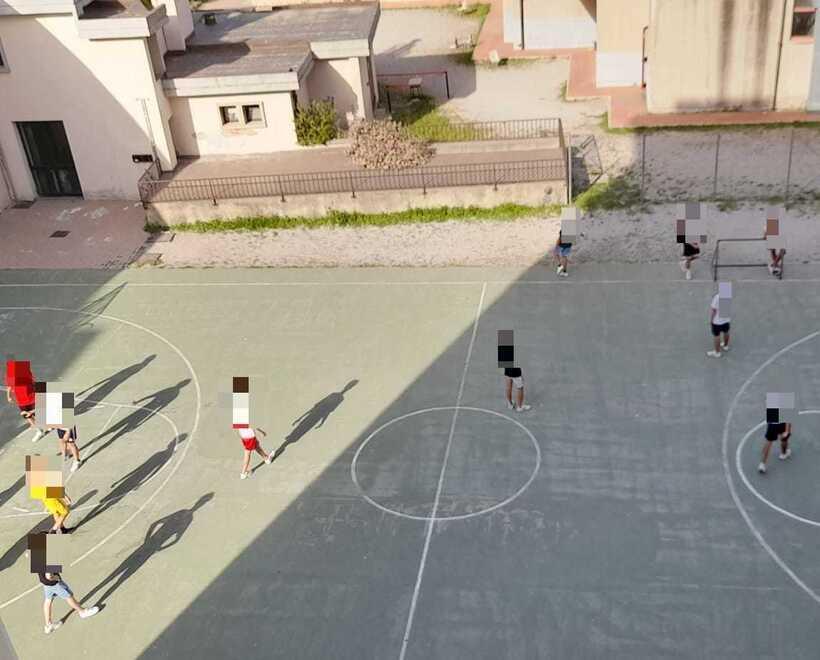 Da tempo gli abitanti delle case vicine segnalano la presenza dei ragazzi nel campo da calcetto della scuola quando l’istituto è chiuso