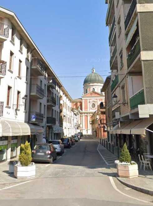 Boretto, moglie e amante di lui si incontrano in piazza e volano botte da orbi 