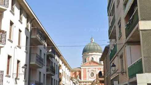 Boretto, moglie e amante di lui si incontrano in piazza e volano botte da orbi