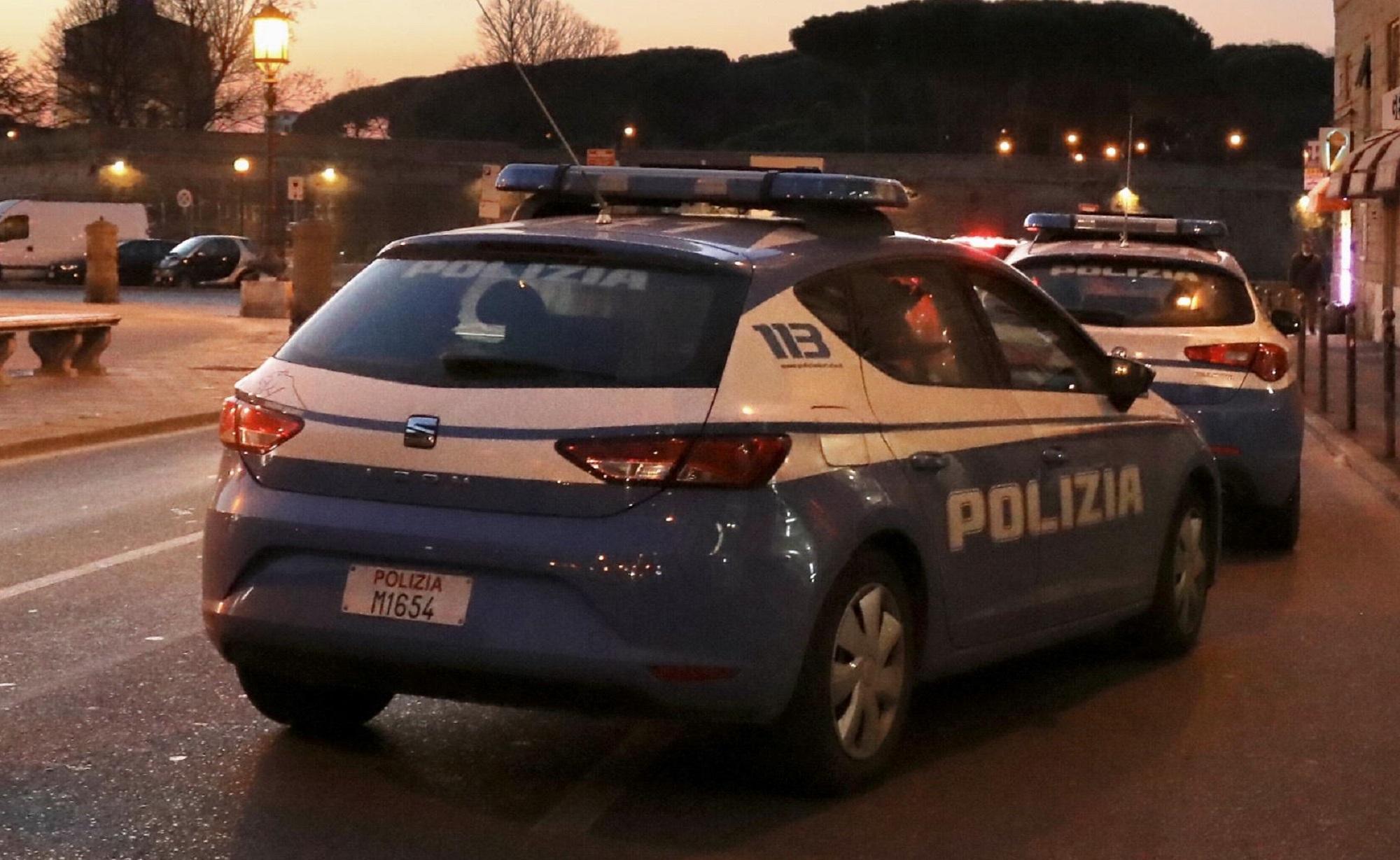 Due volanti della polizia di Stato (foto d'archivio)