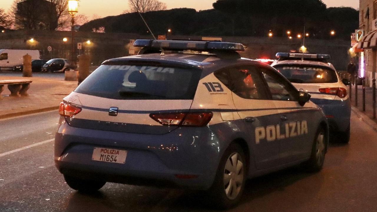 Due volanti della polizia di Stato (foto d'archivio)