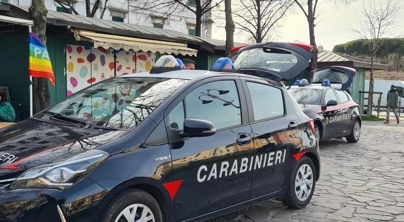 I carabinieri in piazza Garibaldi dopo l'accoltellamento di aprile