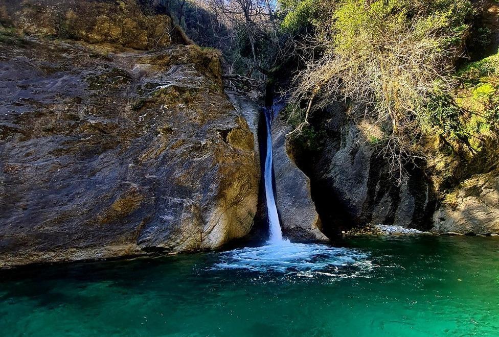 Una navetta da Seravezza per le cascate del Serra: tuffo (gratis) dove l’acqua è più blu 