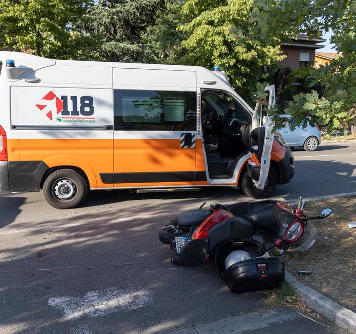 Modena. Incidente,  Motociclista contro un'auto: sviene per il colpo 
