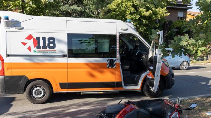 Modena. Incidente, Motociclista contro un'auto: sviene per il colpo