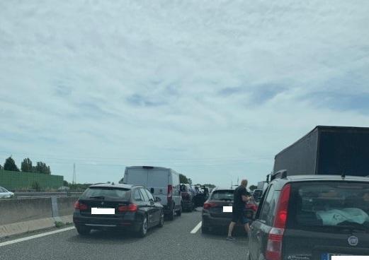 Modena sud, automobilisti bloccati: «Senza acqua né aiuti per ore» 