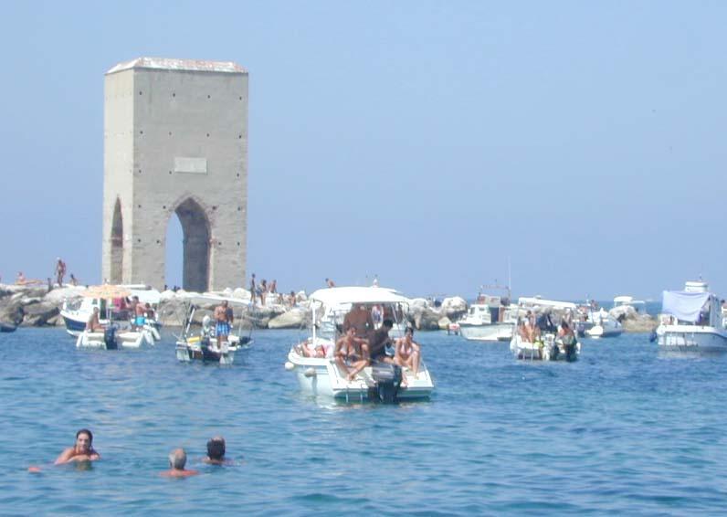 Bagnanti alle Secche della Meloria (foto d'archivio)