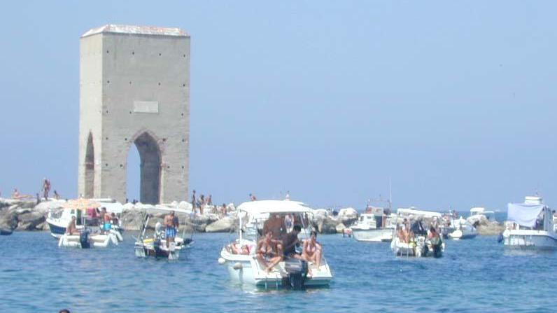 Bagnanti alle Secche della Meloria (foto d'archivio)