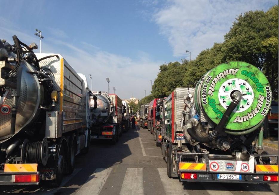 Autospurgo in coda davanti a un impianto