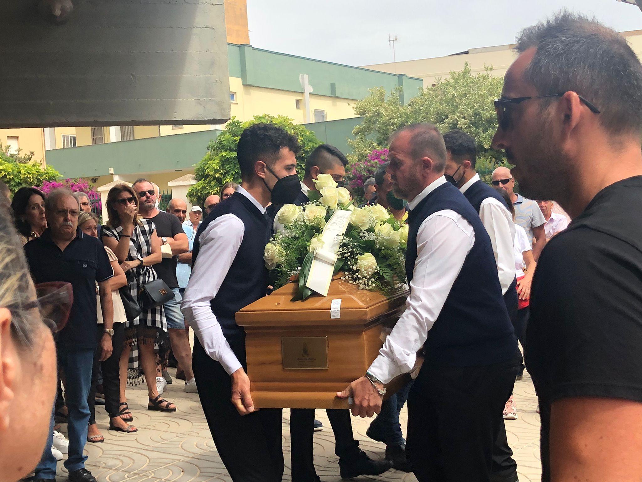 Alghero, folla e commozione ai funerali di Roberto Delrio: «Era l’uomo più buono del mondo» 