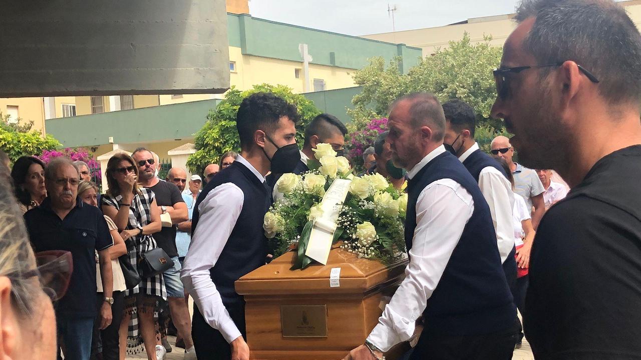 Alghero, folla e commozione ai funerali di Roberto Delrio: «Era l’uomo più buono del mondo» 