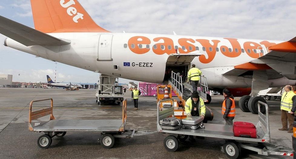 L’imbarco dei bagagli a bordo di un aereo che sta per  partire da Pisa, aeroporto Galilei (foto Muzzi)