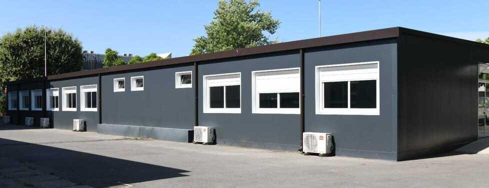 Alcuni dei prefabbricati installati nell’area a parcheggio del Fermi a San Filippo (Foto Fiorenzo Sernacchioli)