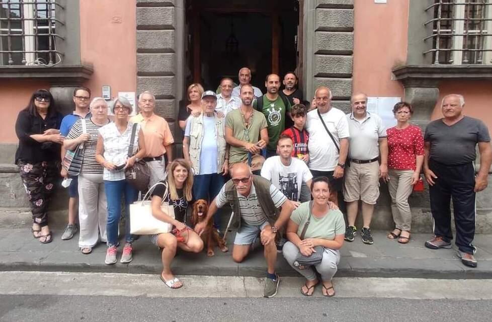 La delegazione di abitanti di Montefegatesi davanti al portone del municipio di Bagni di Lucca