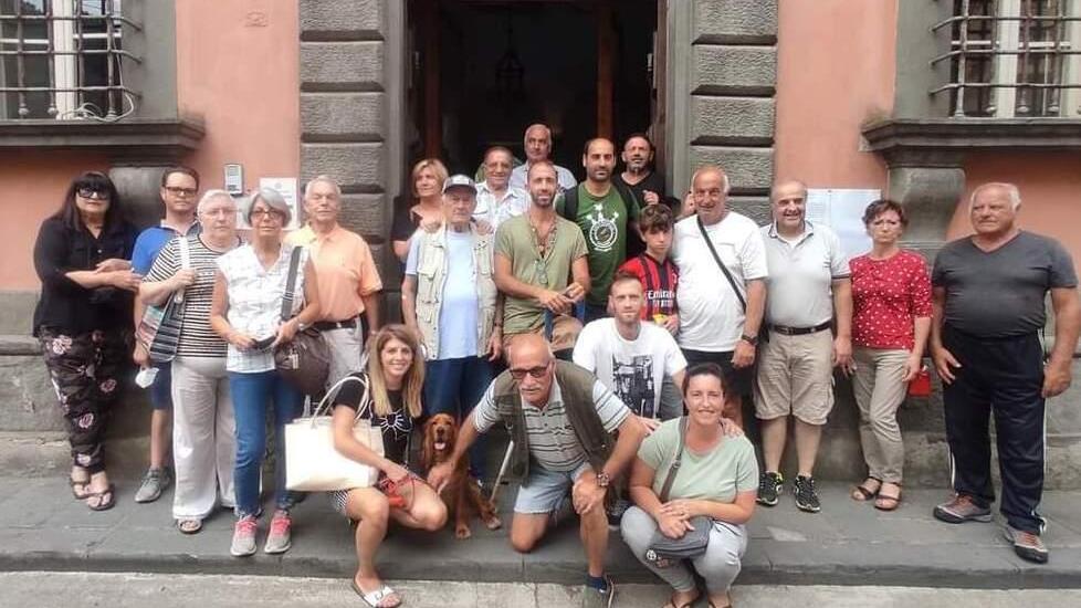 La delegazione di abitanti di Montefegatesi davanti al portone del municipio di Bagni di Lucca
