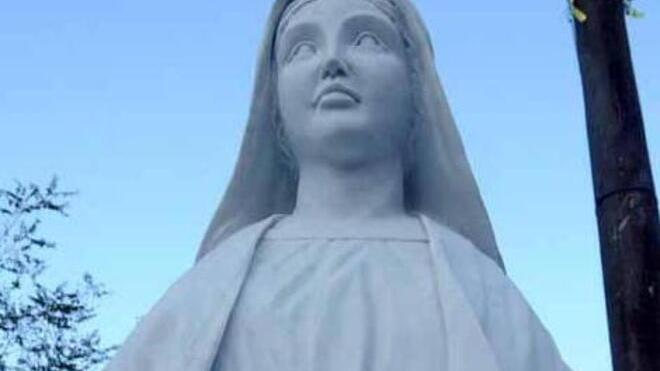 La statua danneggiata