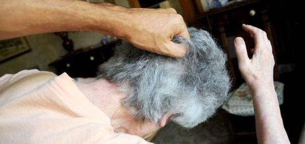 Le due donne sono accusate di aver preso la madre per i capelli e di averle dato una serie di pugni sul volto