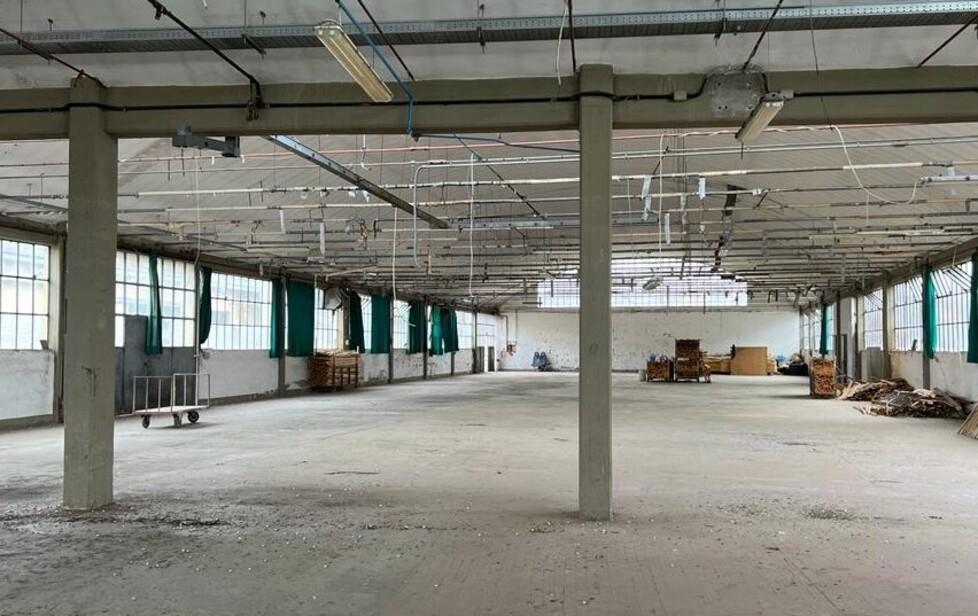 A sinistra e in basso alcune foto del vecchio capannone che ora sarà riaperto con nuove attività