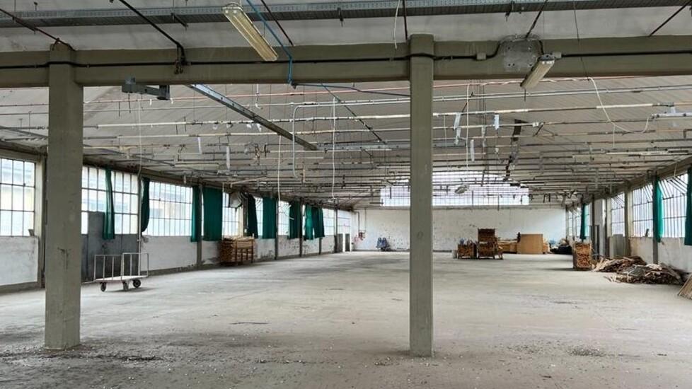 A sinistra e in basso alcune foto del vecchio capannone che ora sarà riaperto con nuove attività