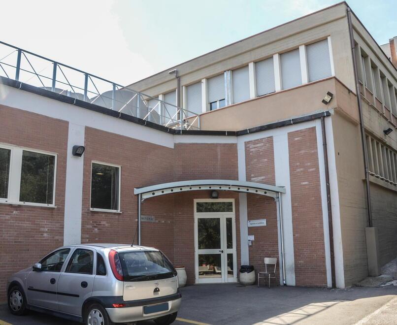 L’obitorio dell’ospedale Misericordia, dove era stato portato il corpo dell’anziano morto in spiaggia a Follonica (foto Agenzia BF)