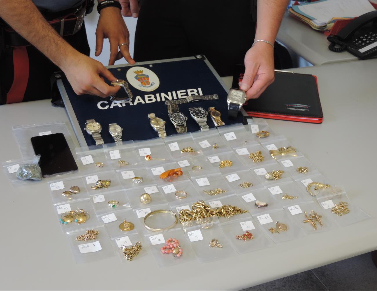 Pietrasanta, rubati 50mila euro di gioielli da casa: indagato l'operaio che ristrutturava l'abitazione   