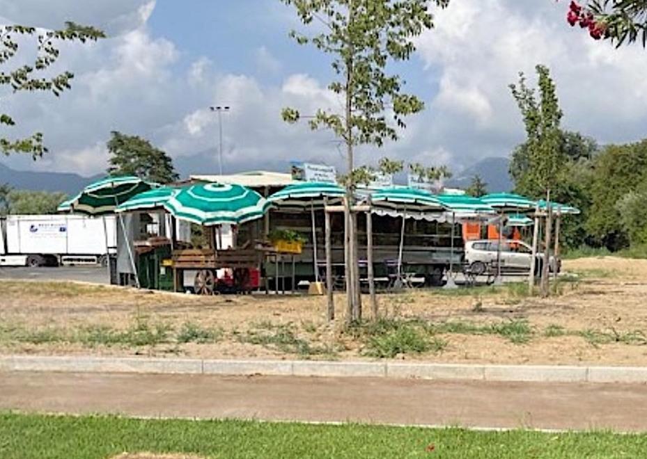 Il camion negozio nella nuova area all’interno del parcheggio scambiatore di via Vico
