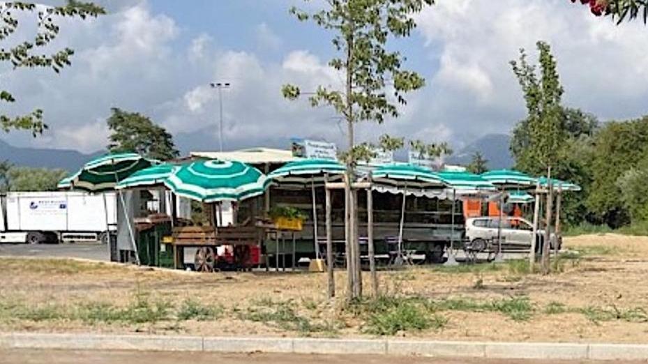 Il camion negozio nella nuova area all’interno del parcheggio scambiatore di via Vico