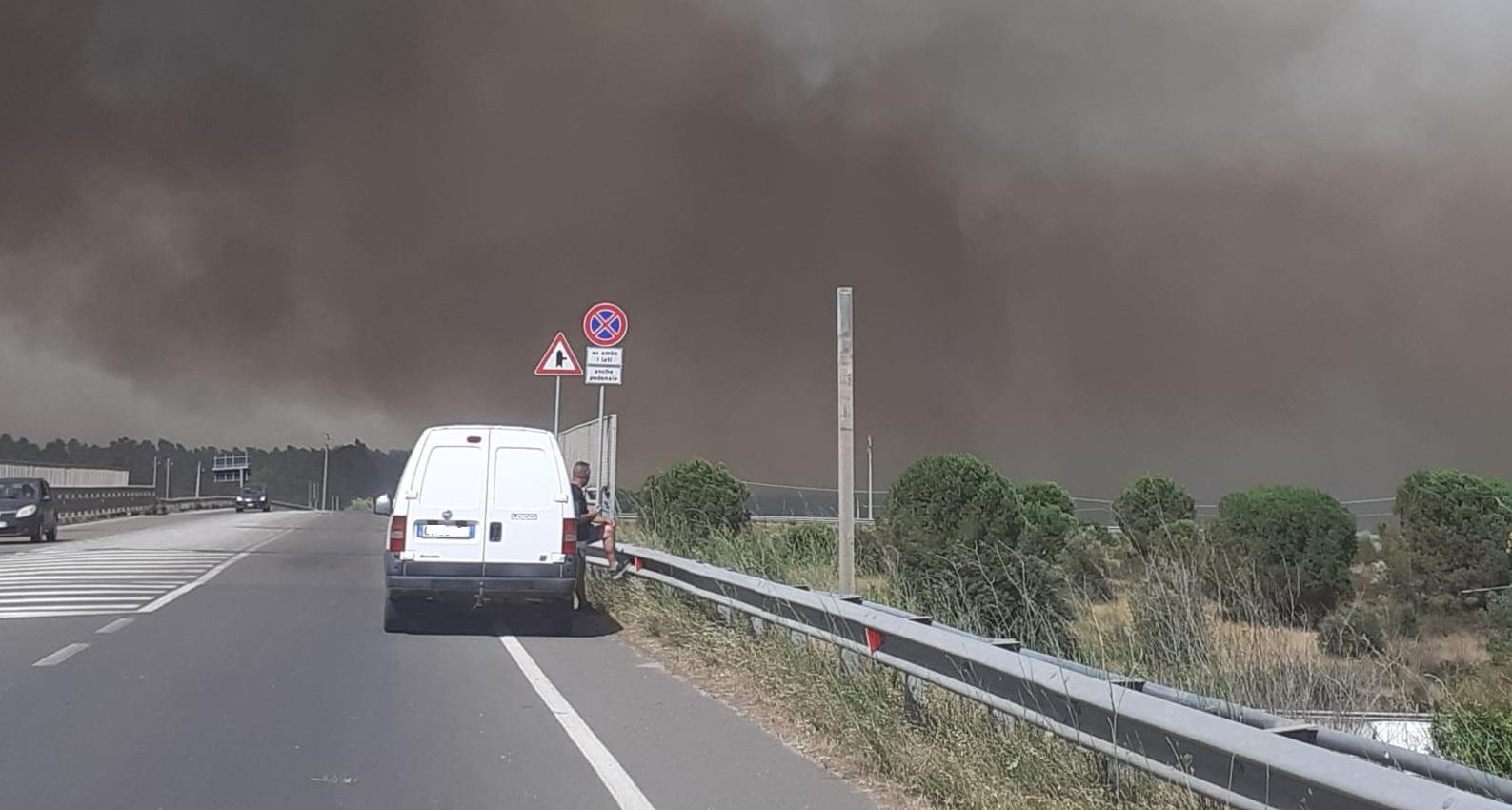 Il fumo causato dagli incendi ha costretto alla chiusura temporanea della 131