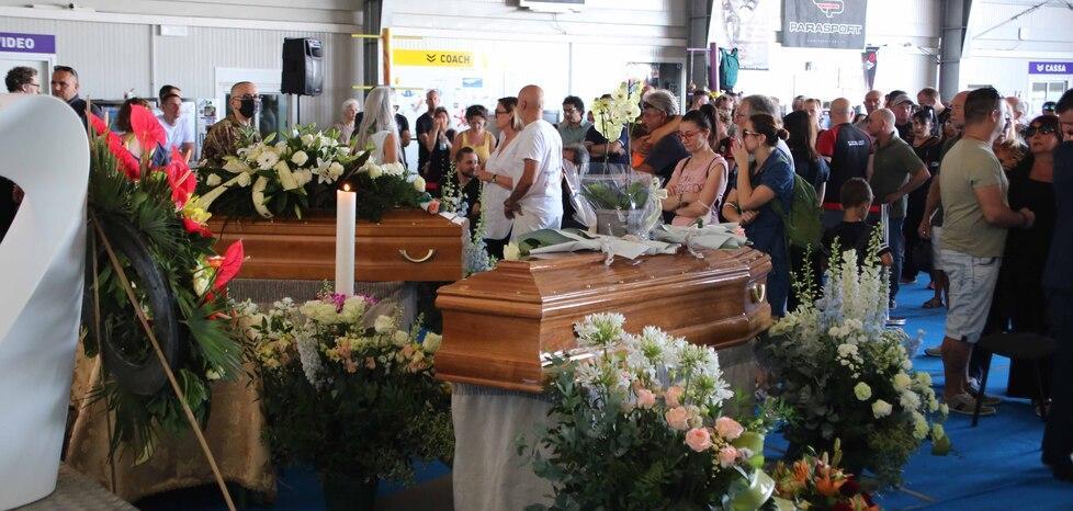 Campovolo: voli, lacrime e parole d’amore per l’addio a Gabriele e Fabrizio 