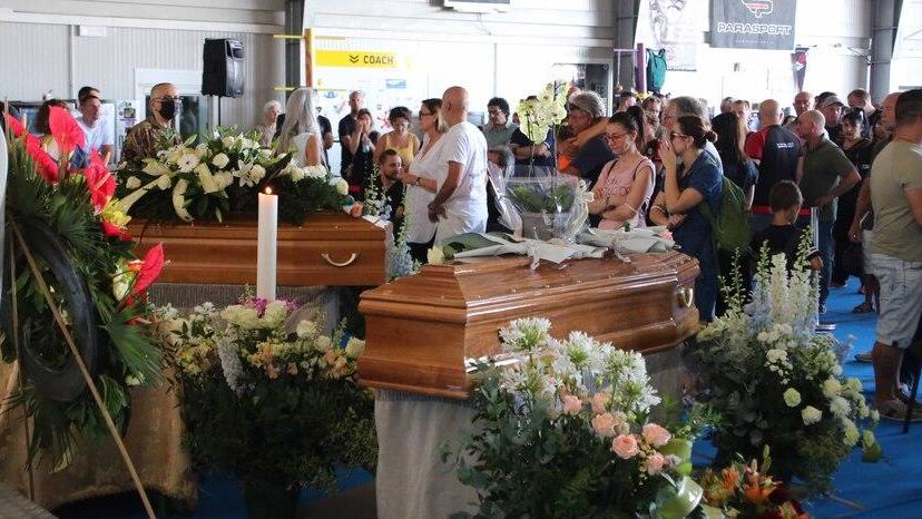Campovolo: voli, lacrime e parole d’amore per l’addio a Gabriele e Fabrizio