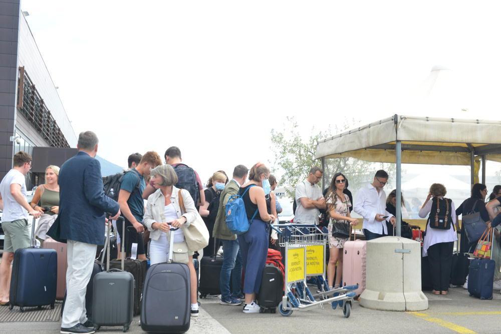 Cancellati trenta voli a Firenze per gli scioperi: rabbia tra i turisti: «Scarsa informazione» 