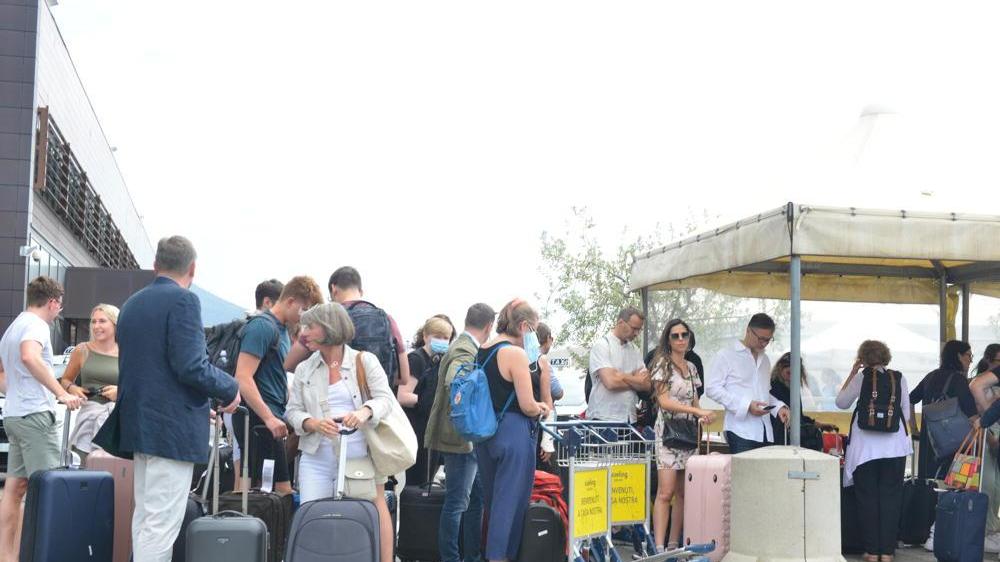 Cancellati trenta voli a Firenze per gli scioperi: rabbia tra i turisti: «Scarsa informazione»