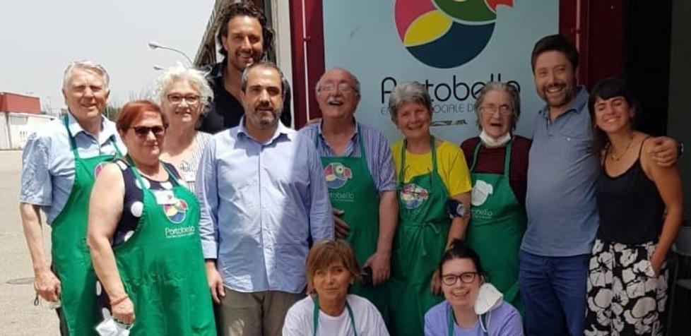 Modena. “Ciao sono Luca Toni. Di cosa avete bisogno?” E all’emporio sociale arriva una valanga di aiuti
