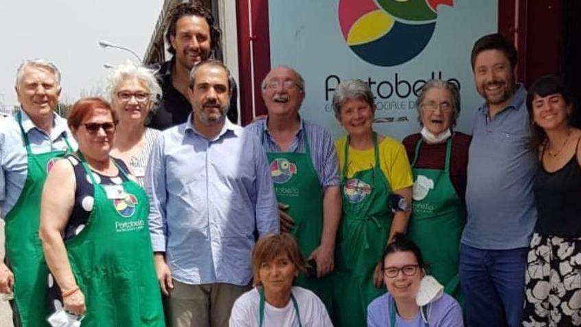 Modena. “Ciao sono Luca Toni. Di cosa avete bisogno?” E all’emporio sociale arriva una valanga di aiuti