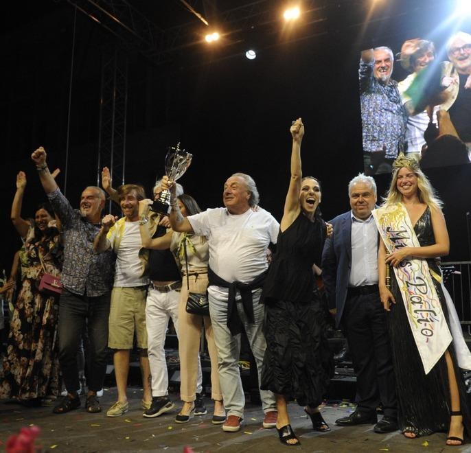 La festa sul palco della contrada del Rannocchio dopo la vittoria di Giulia Muzzi con la canzone “Il sole dentro” al Festival del Miccio Canterino di Querceta (Foto Paglianti)