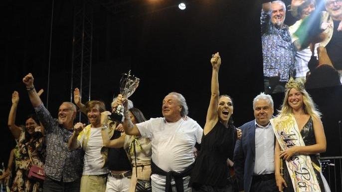 La festa sul palco della contrada del Rannocchio dopo la vittoria di Giulia Muzzi con la canzone “Il sole dentro” al Festival del Miccio Canterino di Querceta (Foto Paglianti)