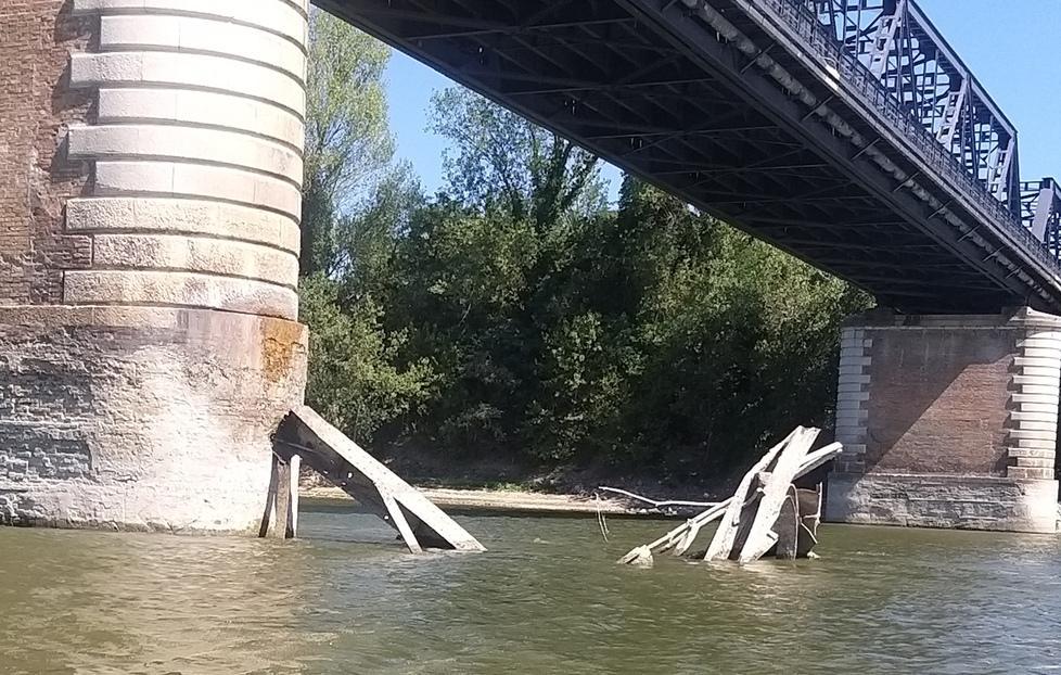 Siccità, dal Po riemerge la grande storia. Relitti di guerra e anche una petroliera 