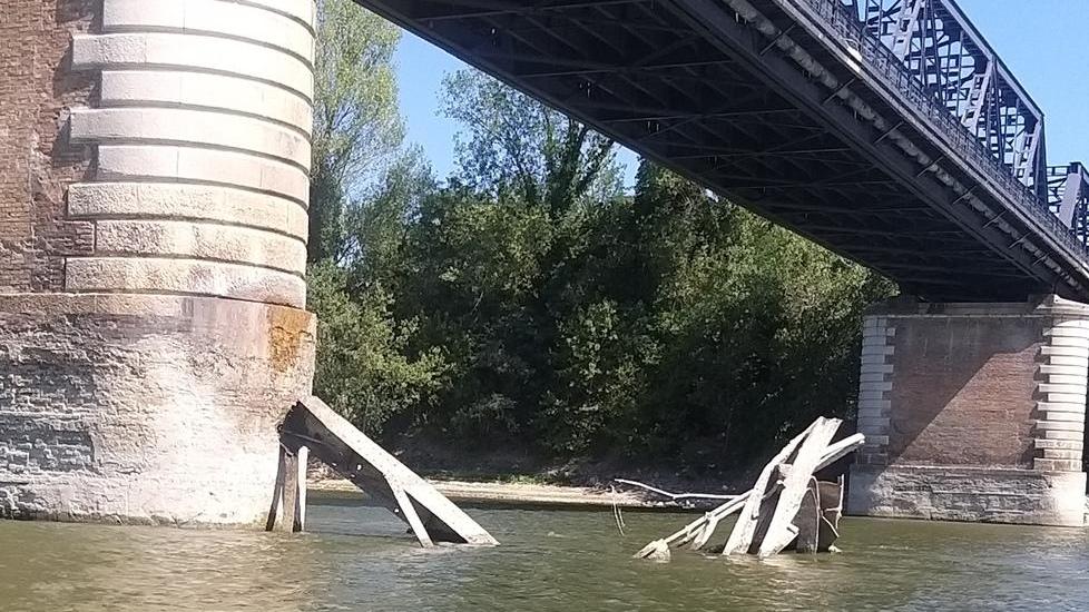 Siccità, dal Po riemerge la grande storia. Relitti di guerra e anche una petroliera