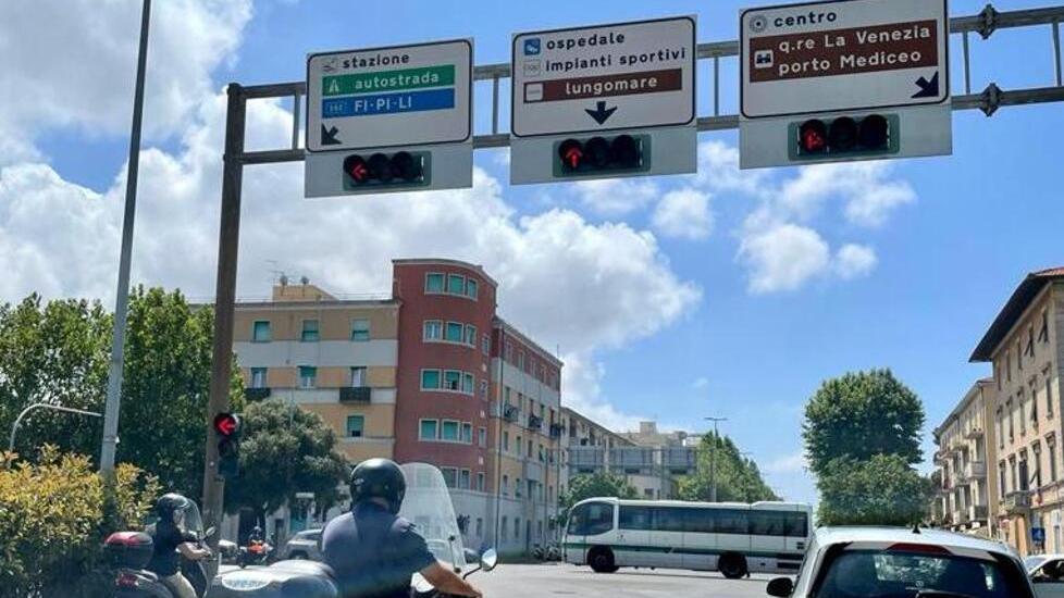 Livorno, quattro chilometri in venti minuti a caccia dell’impossibile onda verde
