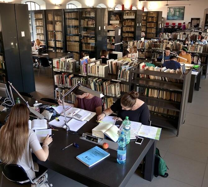 Uno dei locali della biblioteca Lazzerini (archivio)
